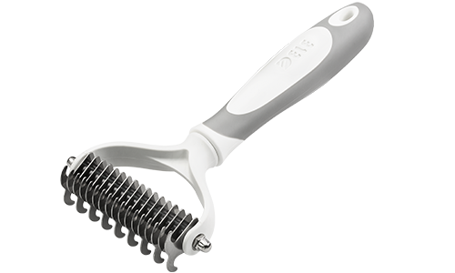Bílý psí hřeben na rozčesávání s nerezovými čepelemi a ergonomickou rukojetí, pro odstranění zacuchání a snížení vypadávání.