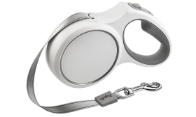 Bílé teleskopické psí vodítko s ergonomickou šedou rukojetí, délka až 5 metrů, s pevným klipem pro bezpečné uchycení.