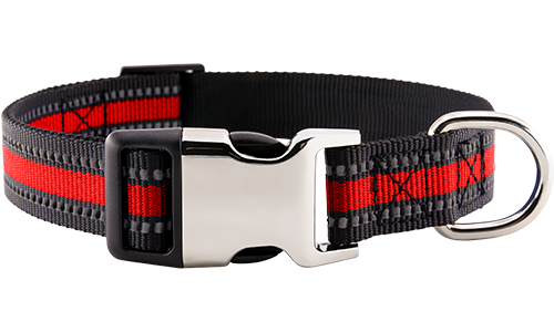 Reflexní červený psí obojek s gravírovanou kovovou přezkou, délka 40-63 cm, šířka 2,5 cm, s D-kroužky na připevnění vodítka.