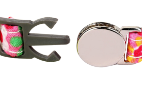 Červený kostkovaný obojek pro kočky s kovovou přezkou, 1 cm široký, se bezpečnostní přezkou a stříbrným zvonkem.