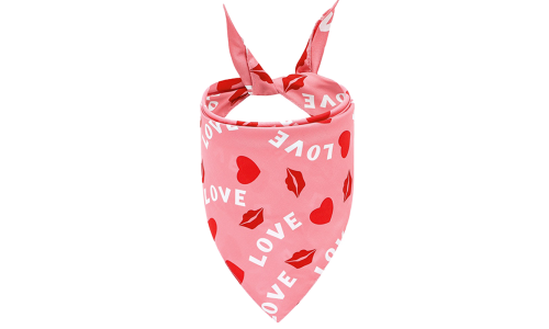Růžová psí bandana s nápisem 'LOVE', červenými srdíčky a polibky, ideální na Valentýna, pratelná v ruce i v pračce.