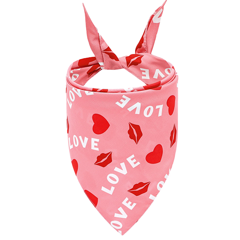 Šátek pro psy s potiskem Love Růžová psí bandana s nápisem 'LOVE', červenými srdíčky a polibky, ideální na Valentýna, pratelná v ruce i v pračce.