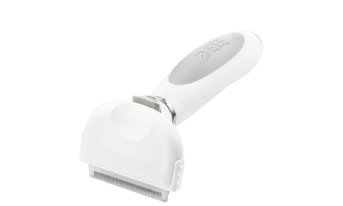 Malý bílý kartáč na srst pro psy s jemnými kovovými zuby a ergonomickou rukojetí pro odstranění volné srsti.
