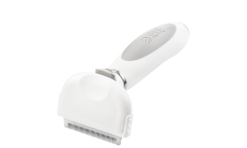 Malý bílý kartáč na srst pro psy s jemnými kovovými zuby a ergonomickou rukojetí pro odstranění volné srsti.