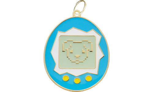 Retro psí známka ve tvaru Tamagotchi s pixelovaným obličejem psa a žlutými tlačítky, se zlatým kroužkem, pro ID známky psa.