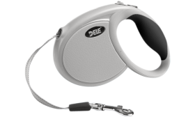 Šedé navíjecí psí vodítko s ergonomickou černou rukojetí, měkkým úchopem a kovovým karabinem pro bezpečné připevnění.